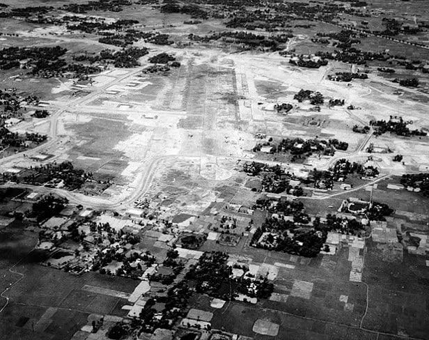 আকাশ থেকে তোলা ফেনী বিমানঘাঁটি১৯৪৪ সালে ছবিটি তোলেন এলমার ই ফিশার। রিমেম্বারিং শেয়ারড অনার নামের ওয়েবসাইট থেকে নেওয়া