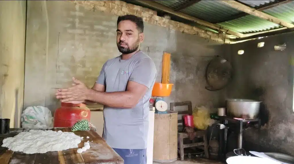 মিষ্টি তৈরি করছে কারিগর